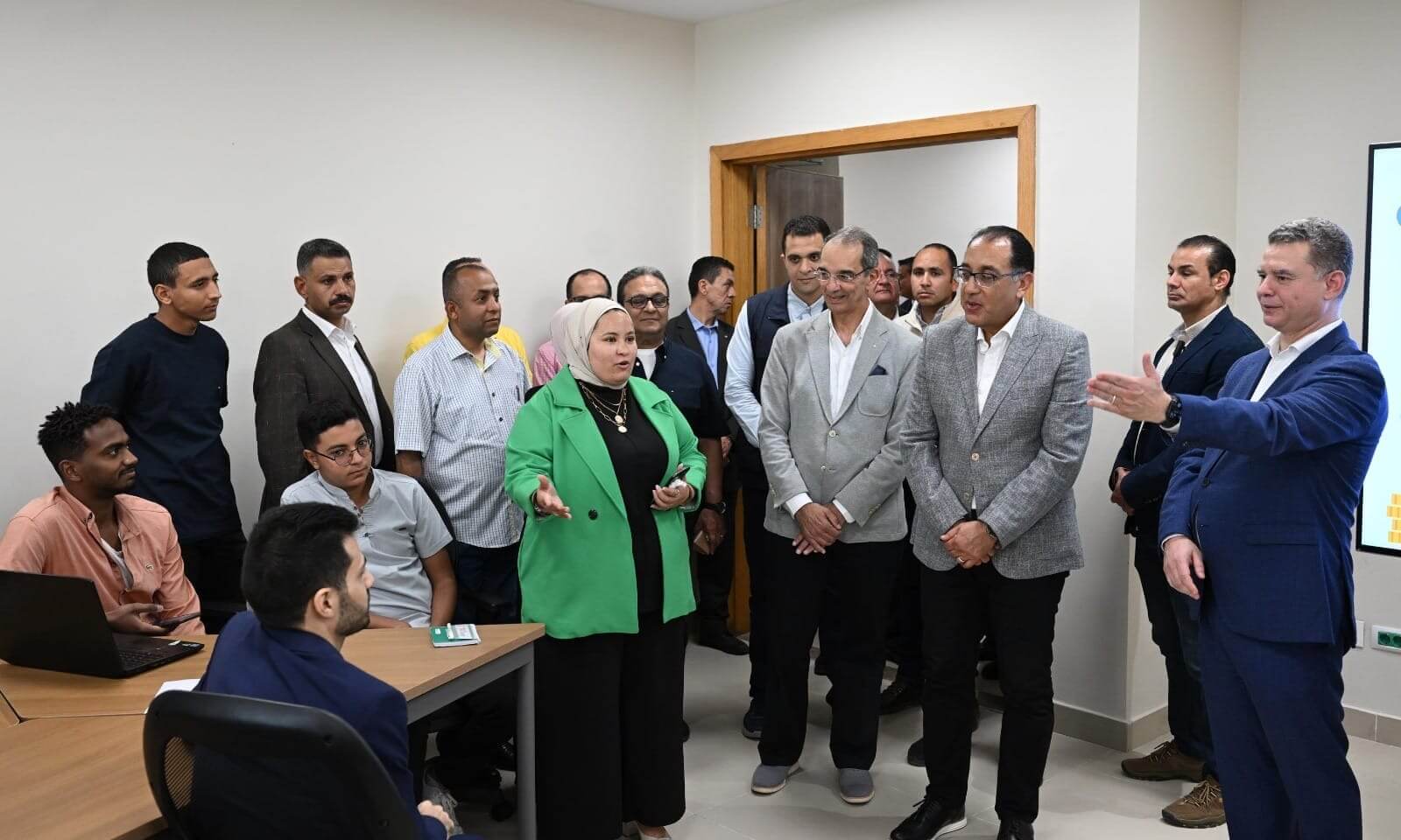 رئيس الوزراء يلتقي عددا من الشباب من رواد الأعمال والمهنيين المستقلين من المستفيدين من برامج  مركز إبداع مصر الرقمية بالمحافظة